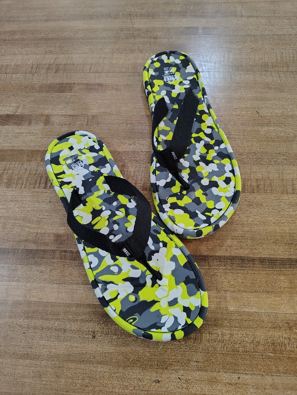 REI CO-OP Camo Yellow & Black Flip Flop Sandals Size M-9-W-10